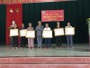 Bà Trần Thị Nhi - Chủ tịch Hội Tù yêu nước xã trao kỷ niệm chương cho các chiến sỹ bị địch bắt tù đày